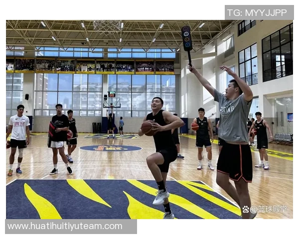 媒体人分享广东全运男篮探班照片赵睿身穿北京T恤与胡明轩崔永熙同框合影